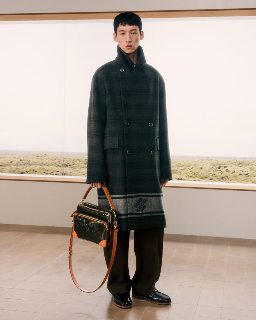 Look 23 Louis Vuitton Homme : veste brune et jean brodé, sac à dos Monogram kaki