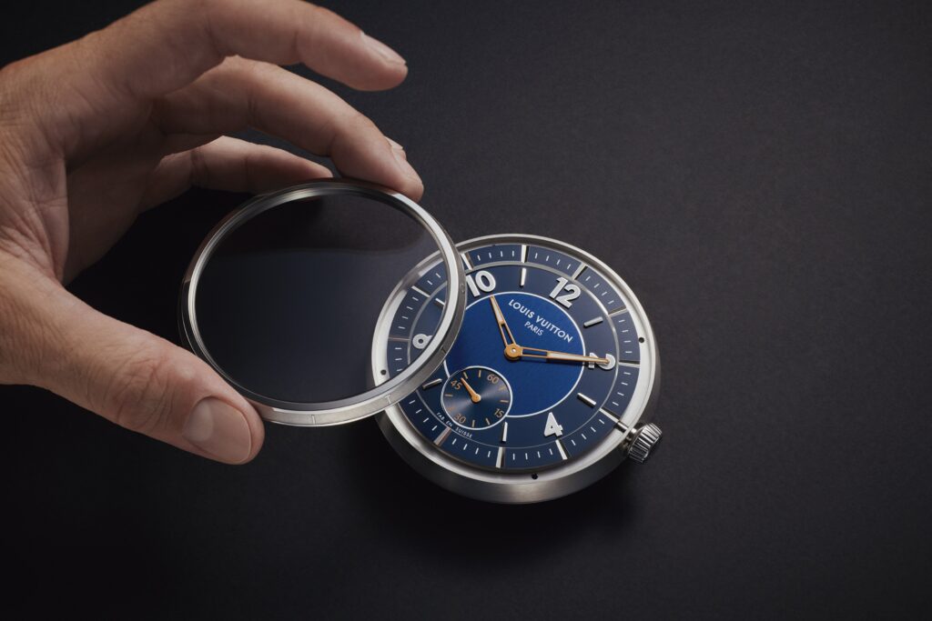Lunette ouverte de l'horloge au cadran bleu Louis Vuitton x Singer