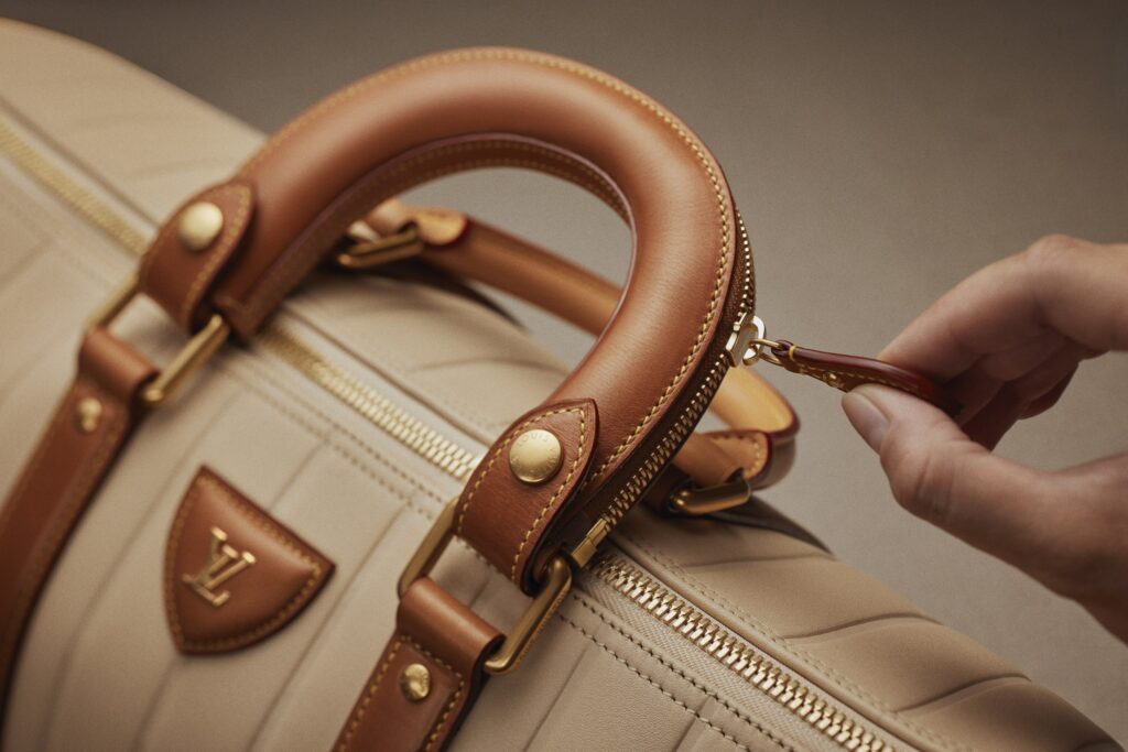 Détail de la poignée et du zip du sac Keepall Louis Vuitton x Singer