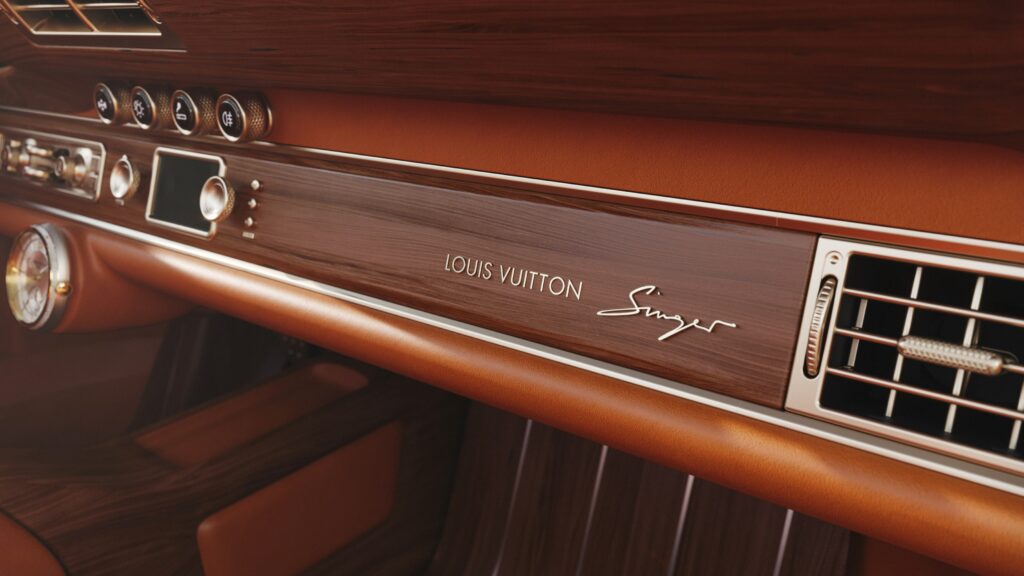 Tableau de bord en bois marqueté portant la signature Louis Vuitton x Singer