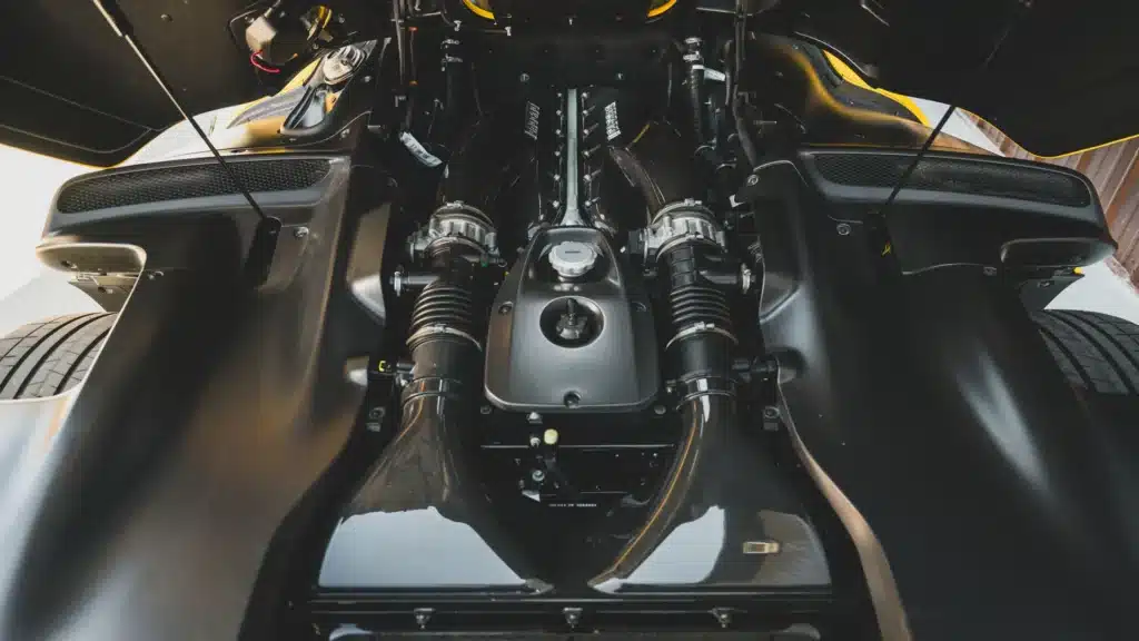 Moteur de la Ferrari Daytona SP3 Giallo Triplo Strato