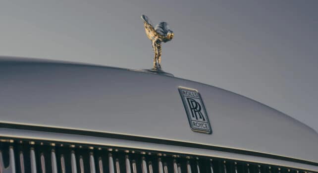 Rolls-Royce : Pourquoi le constructeur choisit-il encore de peindre ses carrosseries à la main ?