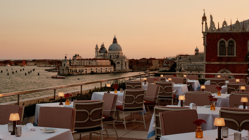 Terrazza Danieli vue sur la lagune et la basilique Santa Maria della Salute au coucher du soleil