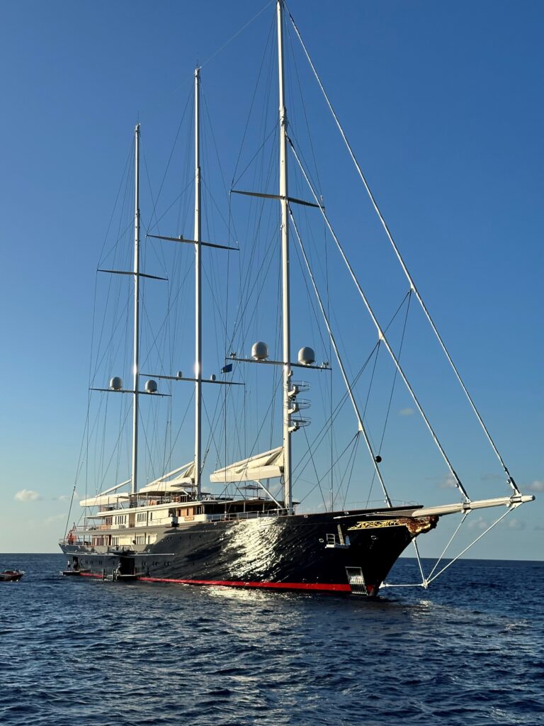 yachts les plus chers du monde : Le Koru, propriété de Jeff Bezos
