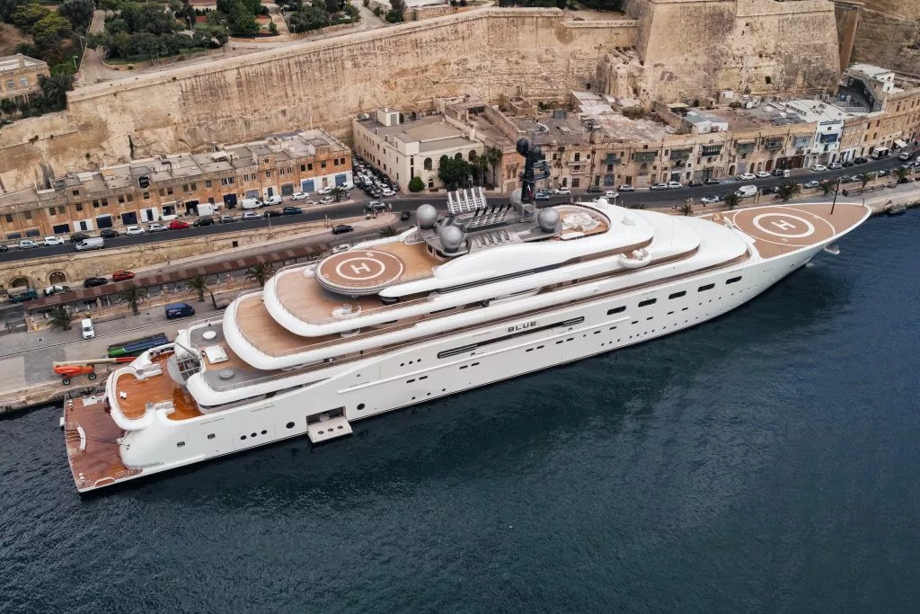 Blue : le gigayacht secret de Cheikh Mansour ben Zayed Al Nahyane