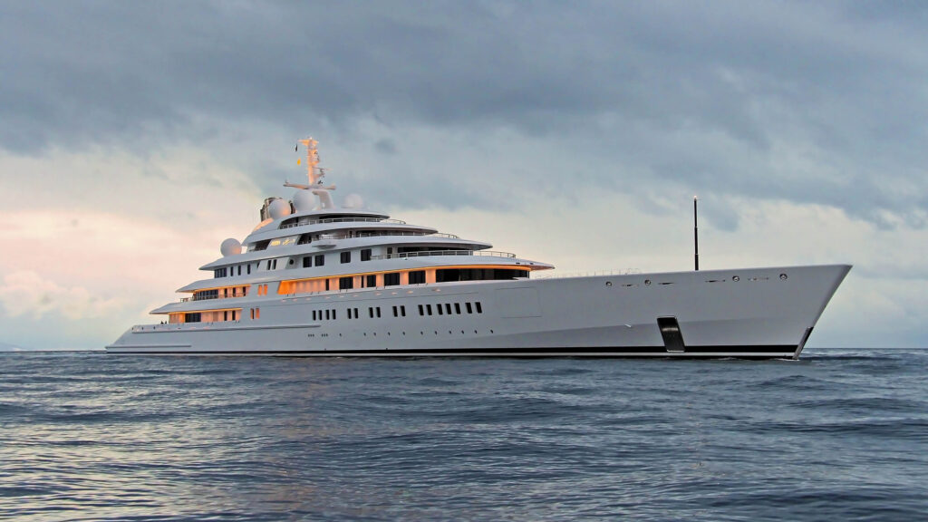 yachts les plus chers du monde : Azzam, le plus long yacht du monde, à 605 millions de dollars (environ 520 millions d'euros)