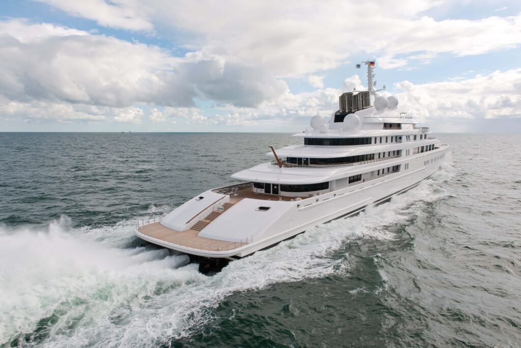 Azzam : le plus long yacht du monde, à 605 millions de dollars (environ 520 millions d'euros)