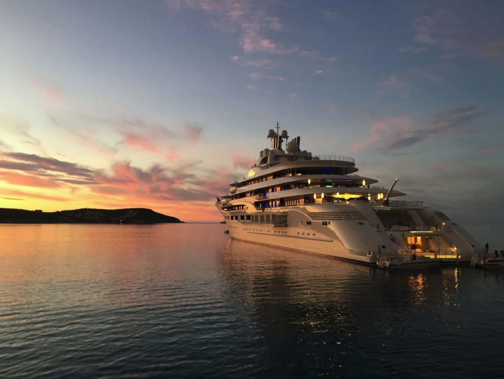 Dilbar : le yacht le plus cher du monde, à 800 millions de dollars