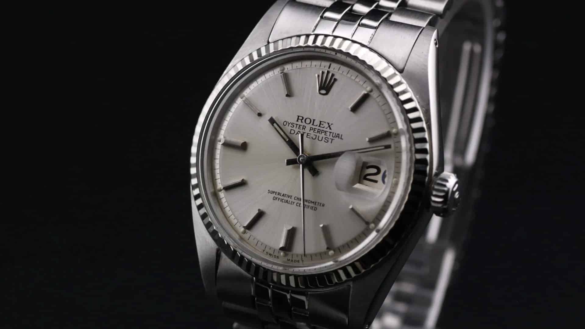 Rolex Datejust cadran argenté soleillé sur fond noir : Rolex d'occasion à moins de 5 000 euros