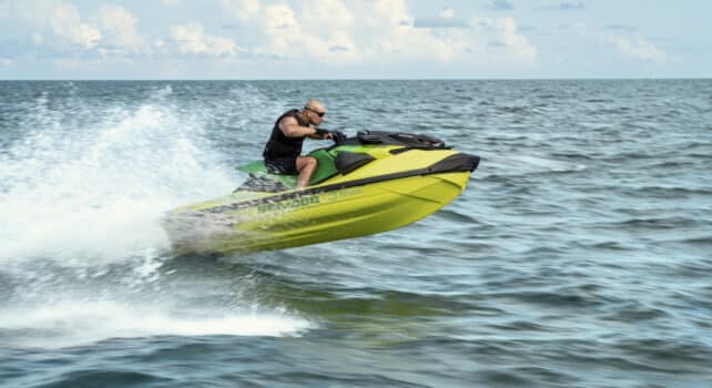 Sea-Doo 2027 : Le scooter des mers rend hommage à Ayrton Senna