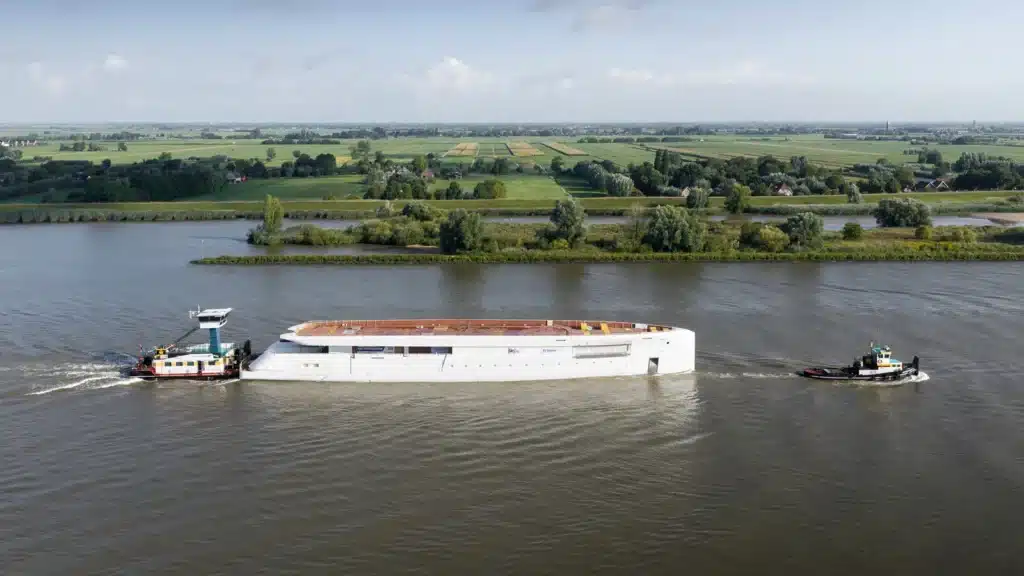 Feadship Project 832 : la coque du futur 83,3 mètres se dévoile à Rotterdam