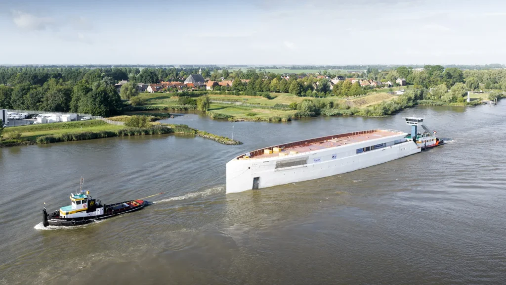 Feadship Project 832 : la coque du futur 83,3 mètres se dévoile à Rotterdam