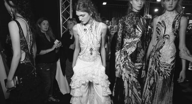 Alexander McQueen défilera à Londres, 25 ans après son départ pour Paris