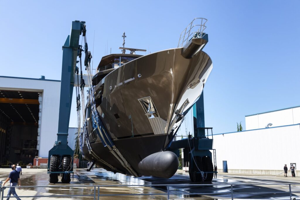 Zembra Delta Marine : Bronze métallisé et coque pleine, taillée pour le grand large