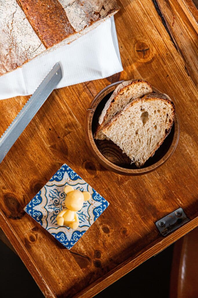 Le beurre et pain au levain de fraises