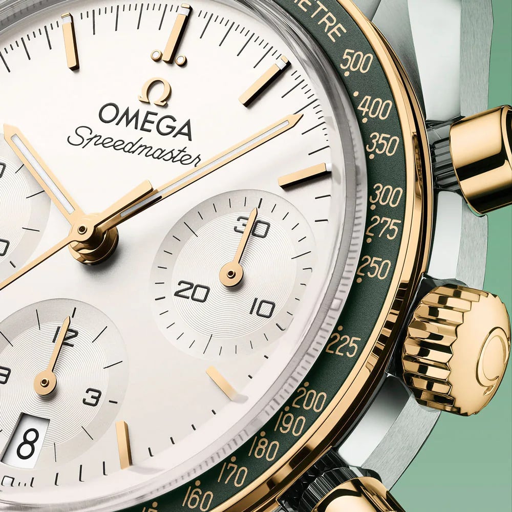 Omega Speedmaster 38 mm 2026, boîtier en acier à une lunette polie en or Moonshine 18 carats, cerclée d'un anneau en aluminium vert et d'une échelle tachymétrique en or jaune