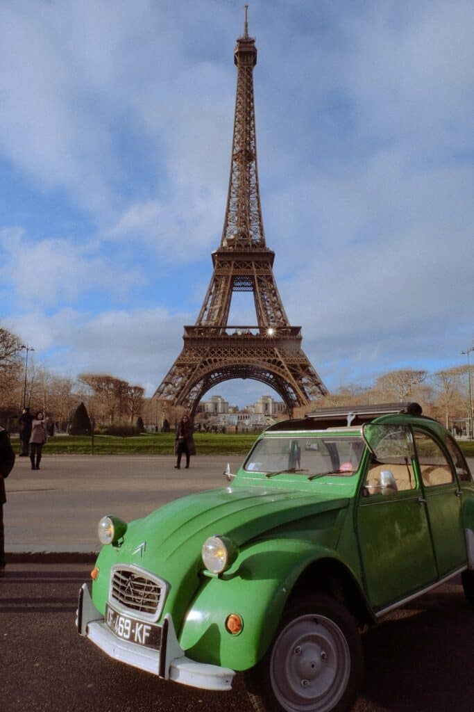 Discover Paris : Tour en 2CV, balade devant la Tour Eiffel à Paris