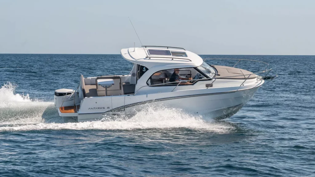 10 yachts de luxe à moins de 100 000 € : Bénéteau Antares 8, la référence weekender