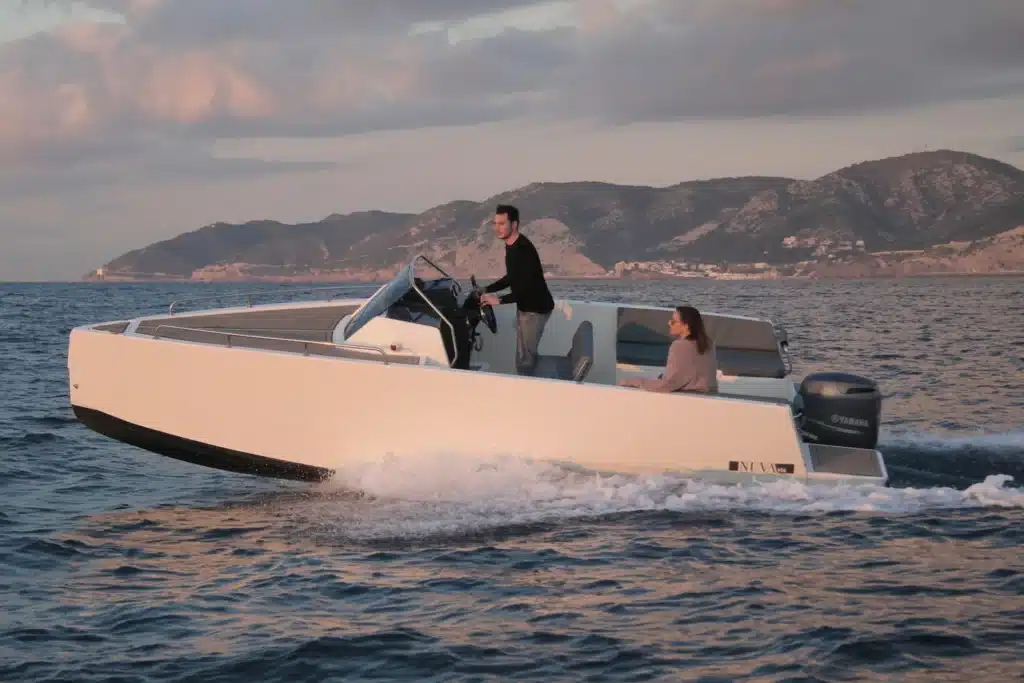 10 yachts de luxe à moins de 100 000 € : NUVA M6 Cabin, la version habitable