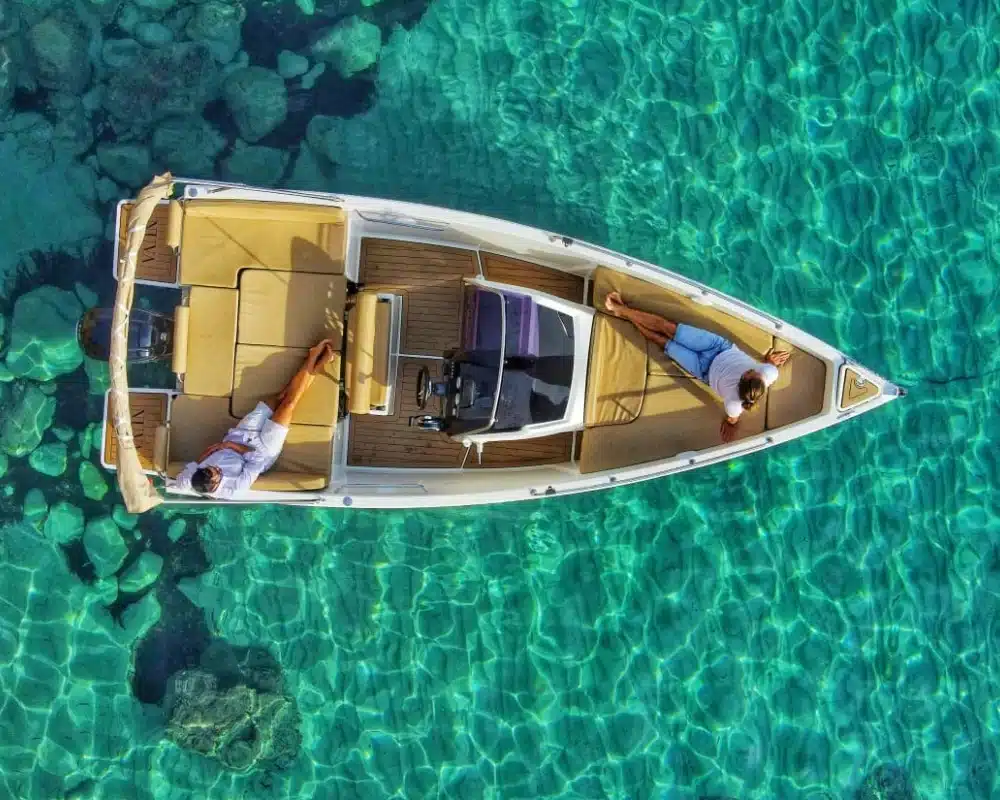10 yachts de luxe à moins de 100 000 € : NUVA M6 Open, le style barcelonais