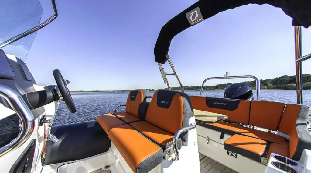 10 yachts de luxe à moins de 100 000 € : banquette et poste de commande du Zodiac Medline 6.8