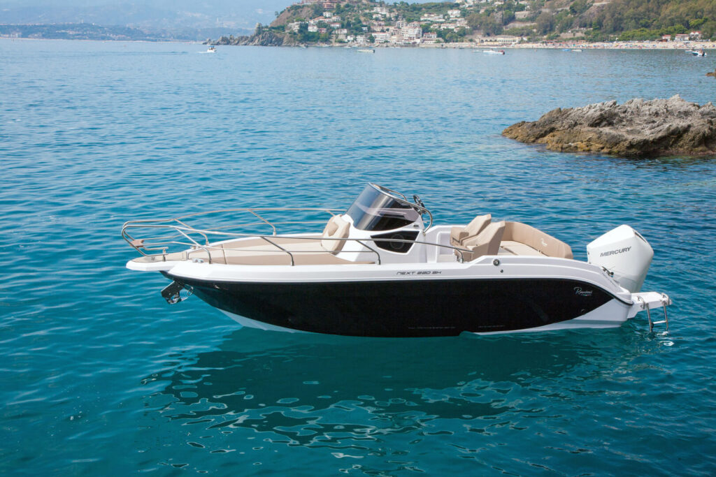 10 yachts de luxe à moins de 100 000 € : Ranieri International Next 220 SH, le sundeck calabrais