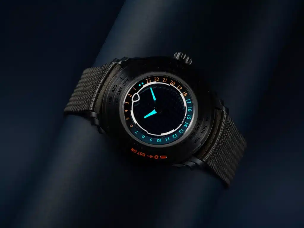 De jour comme de nuit, la montre reste lisible
