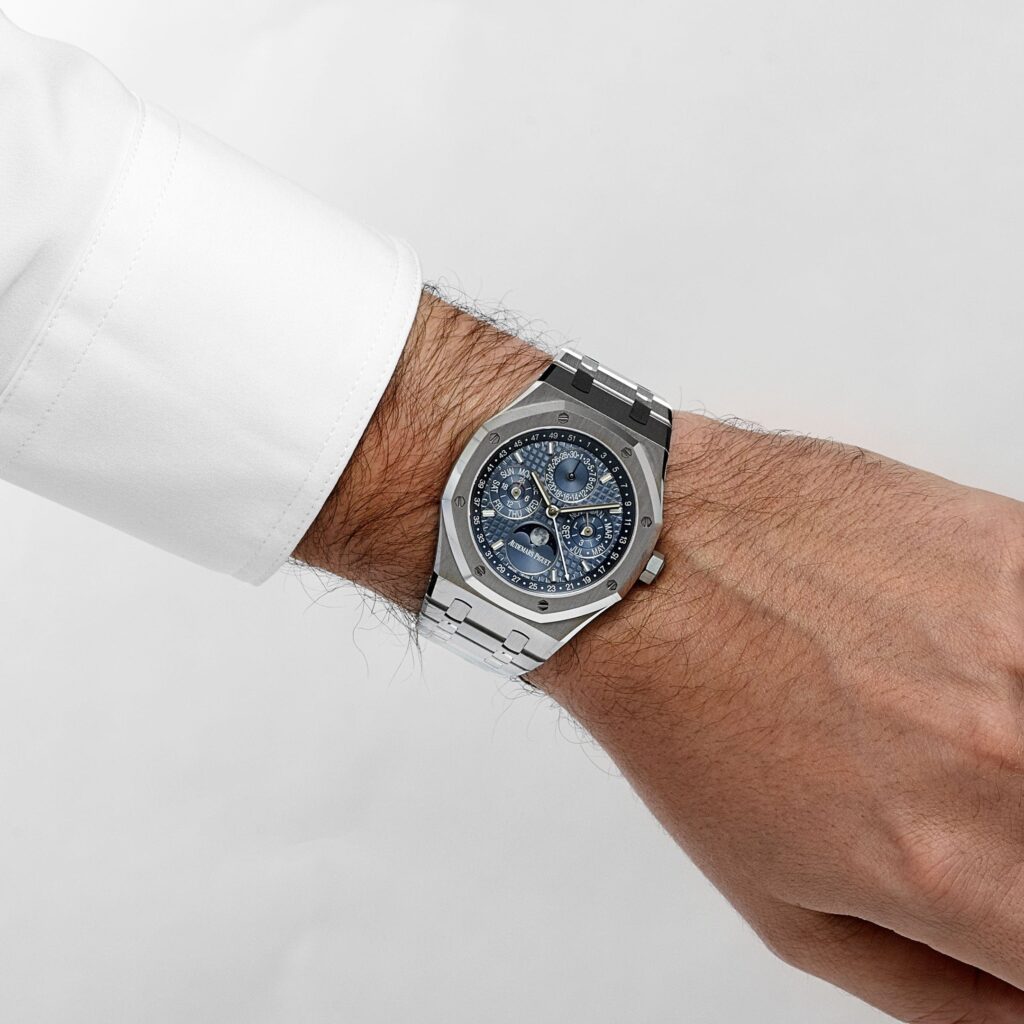 montres de luxe à moins de 400 000 euros : Audemars Piguet Royal Oak Perpetual Calendar réf. 26674ST, acier