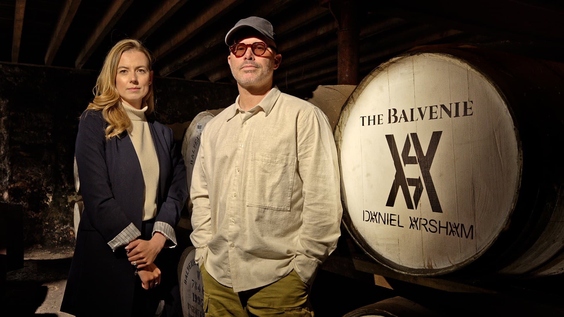 Kelsey McKechnie, maître de chai de The Balvenie, et Daniel Arsham dans les chais de la distillerie de Dufftown