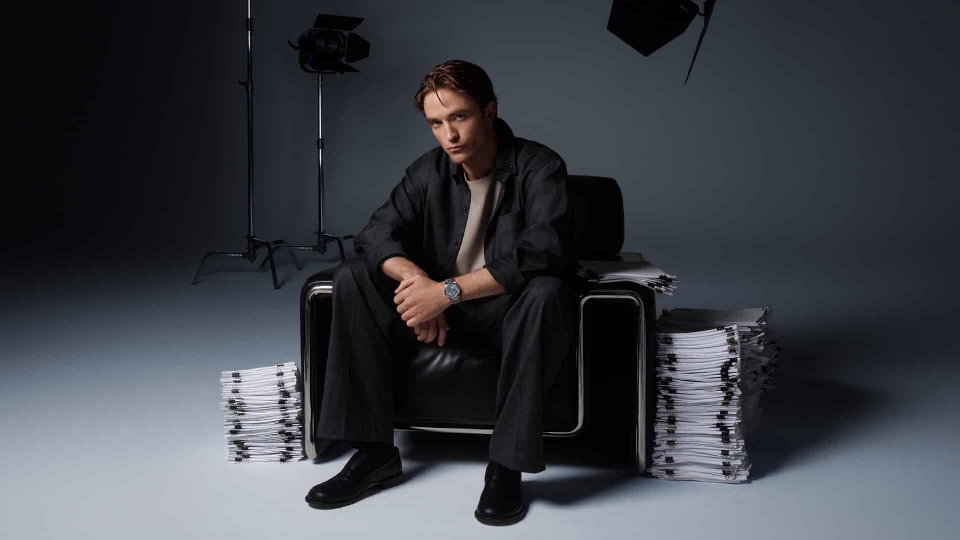 Robert Pattinson, nouvel ambassadeur Jaeger-LeCoultre, pose avec la montre Master Control Chronomètre