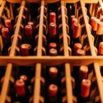 Bouteilles de vin rangées en cave, illustration de l'affaire de vin contrefait au Royaume-Uni