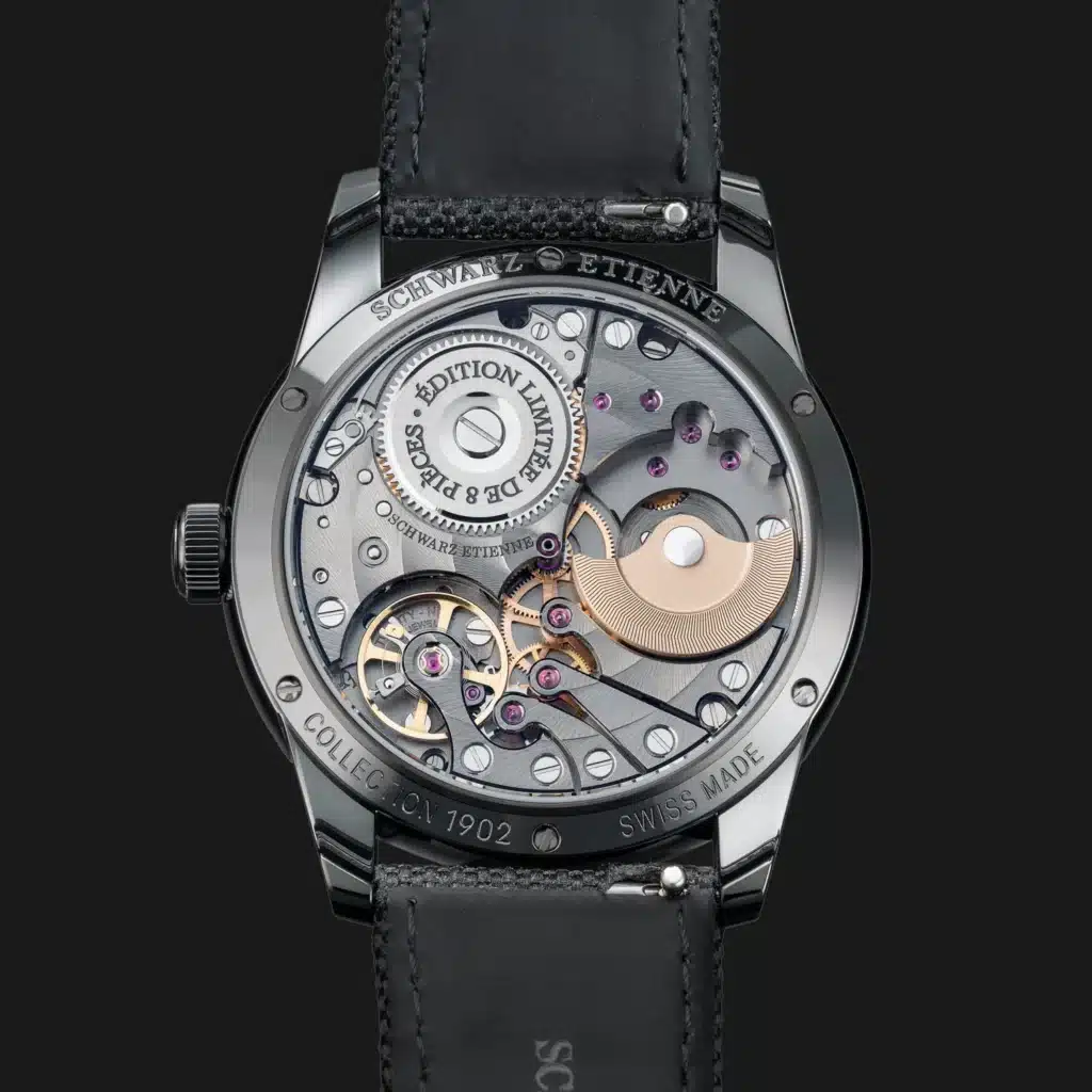 Le fond saphir dévoile le calibre ASE 300.00, un automatique à micro-rotor que Schwarz Etienne développe, produit et assemble à La Chaux-de-Fonds.
