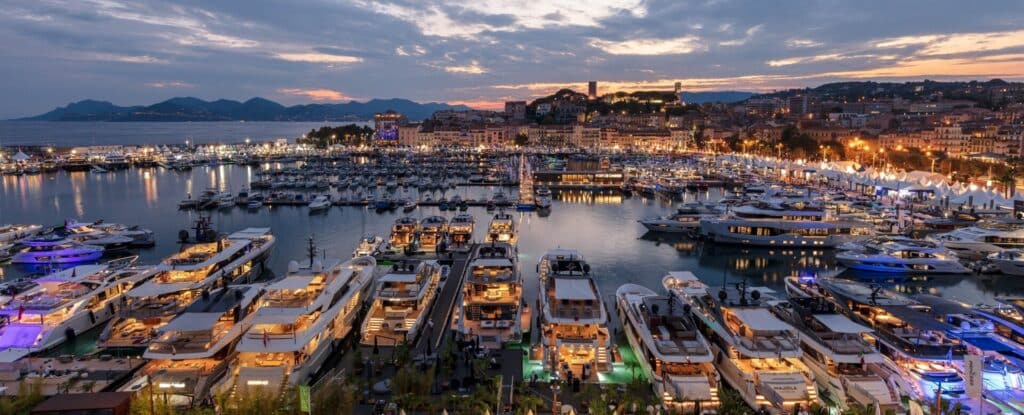 Vieux Port de Cannes au coucher du soleil pendant le Cannes Yachting Festival 2026, yachts amarrés sur les pontons