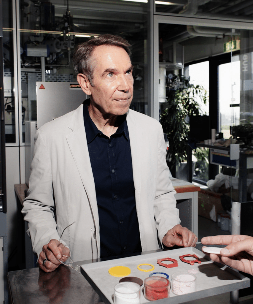 L'artiste en plein processus de création d'une montre de luxe