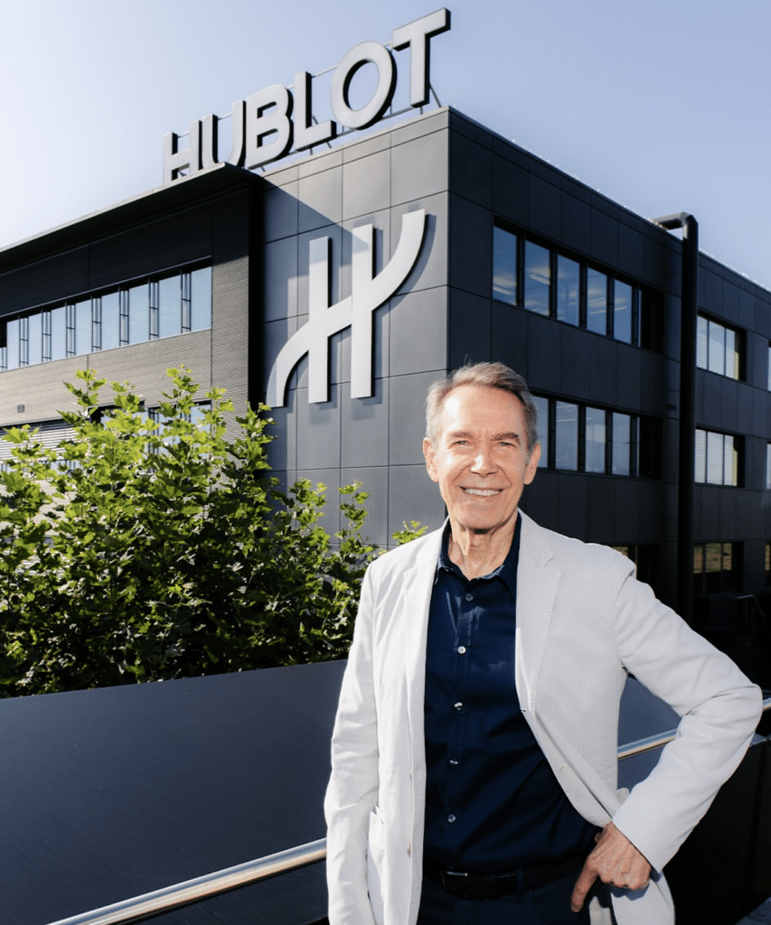 Jeff Koons devant les locaux d'Hublot