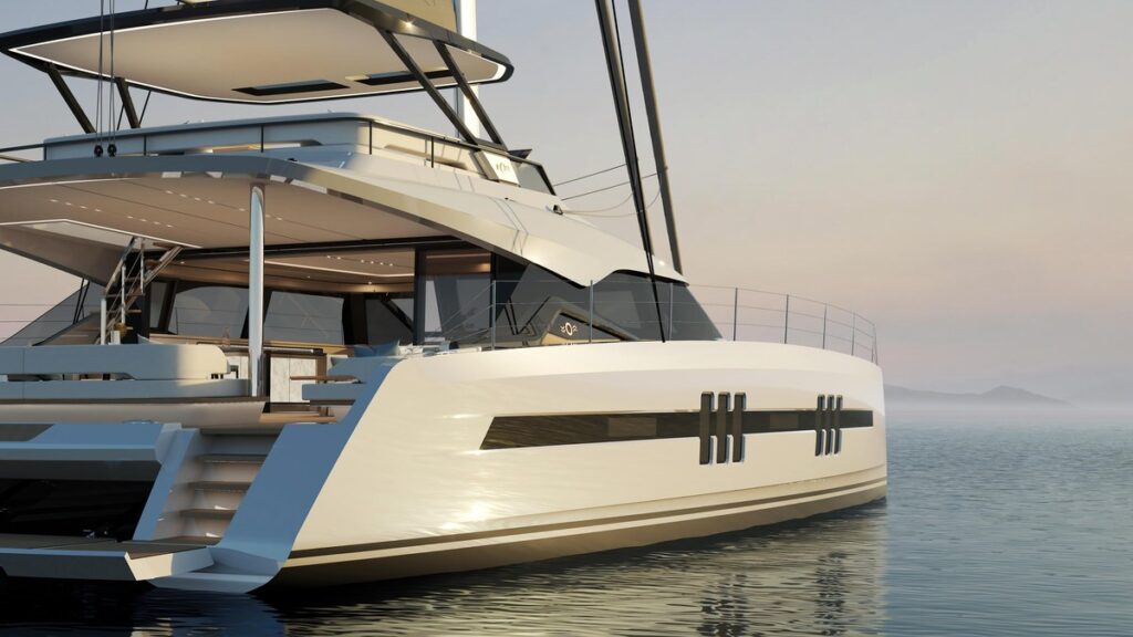 Étrave et salon de pont avant de l'Oyster C60, catamaran Oyster Yachts au mouillage