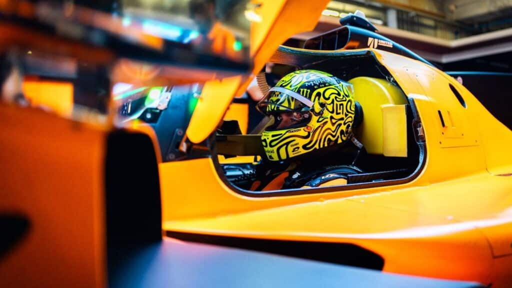 Lando Norris casqué au volant de la McLaren MCL-HY pendant les essais à Portimão