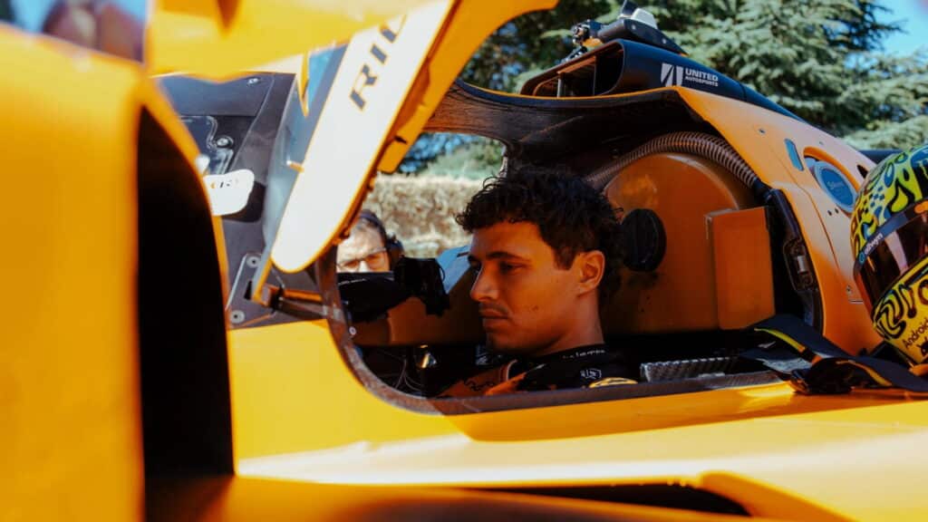 Lando Norris installé dans le cockpit de la McLaren MCL-HY lors des essais à Portimão