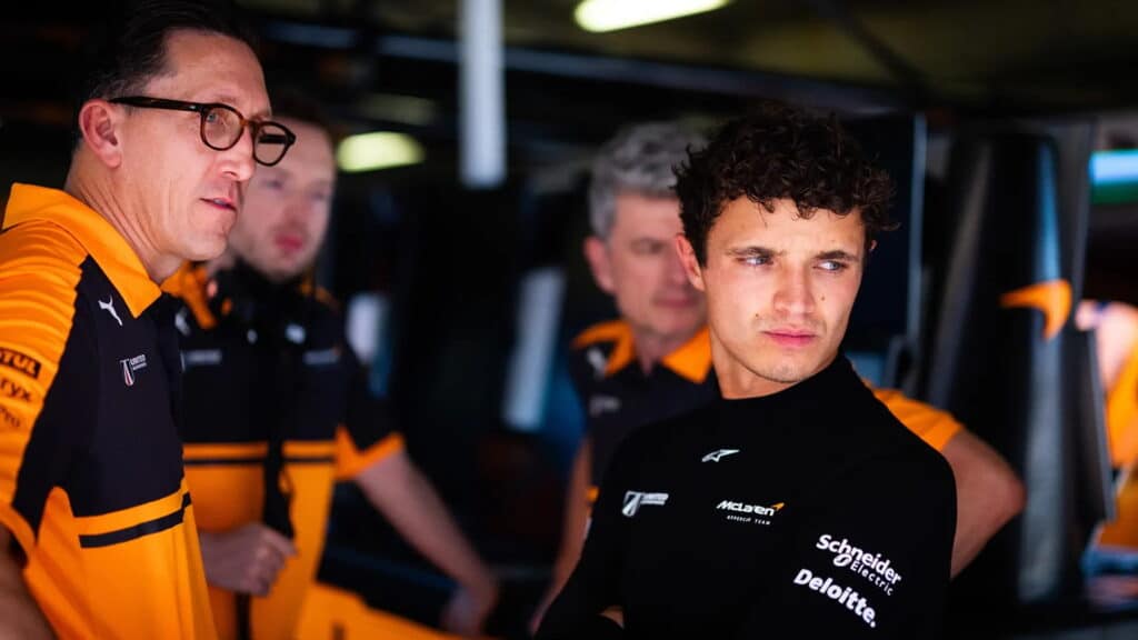Lando Norris avec les ingénieurs McLaren lors du développement de l'Hypercar