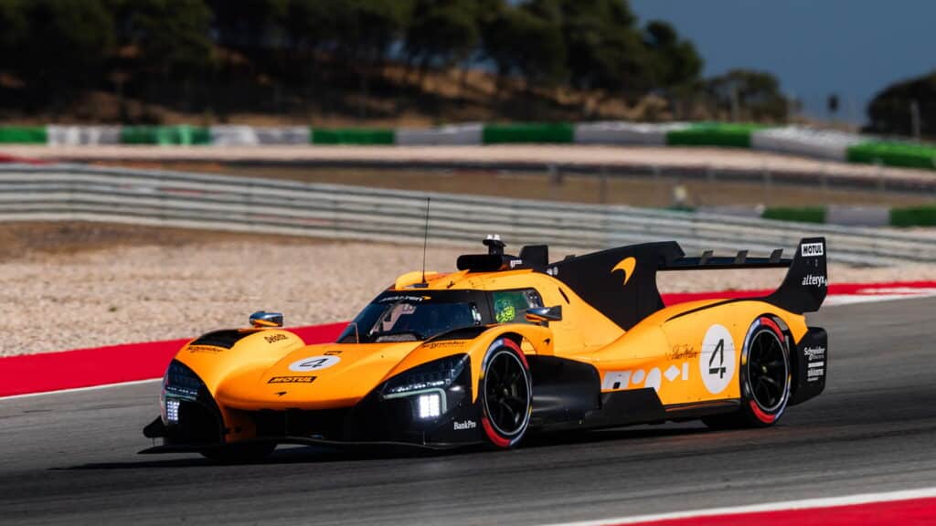 McLaren MCL-HY en piste à Portimão lors de sa préparation pour le WEC et Le Mans 2027
