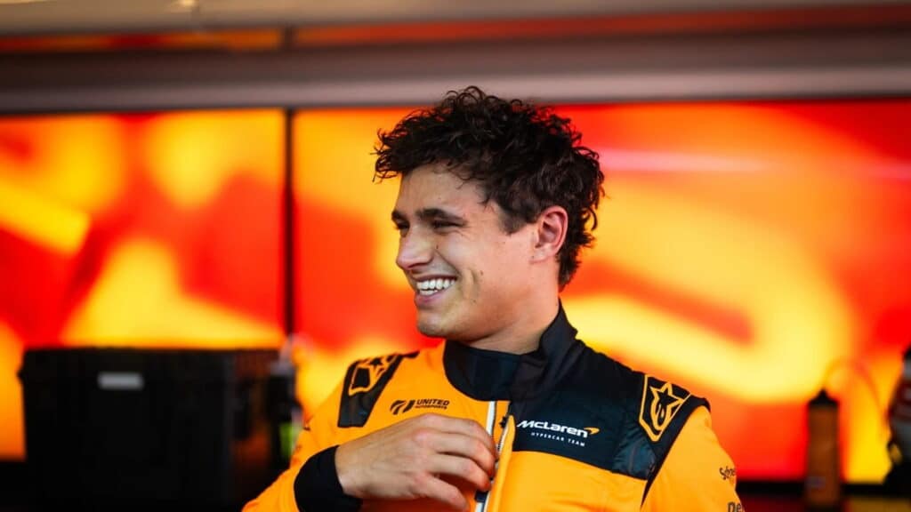 Lando Norris dans le stand McLaren Hypercar lors des essais