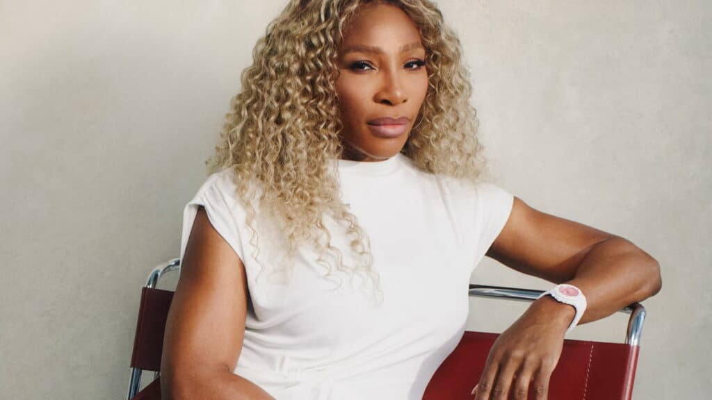 Serena Williams portant la Royal Oak Chronographe Automatique en céramique blanche