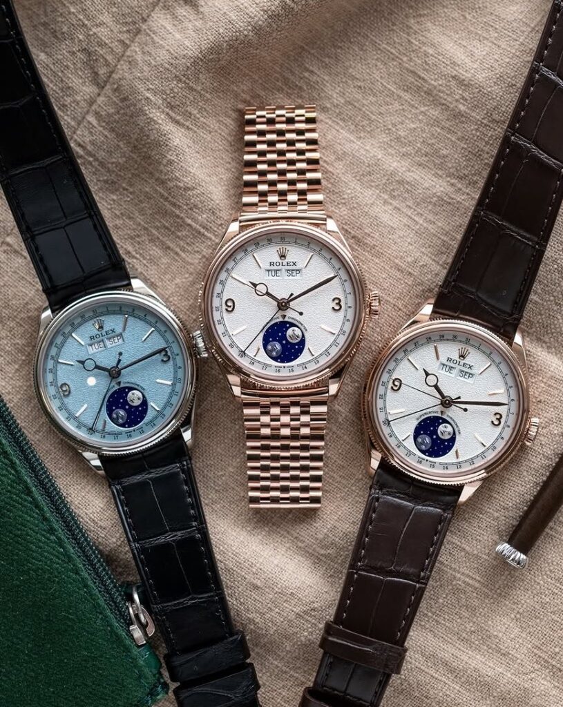 Rolex propose trois configurations. La première, référence 53505-0002, associe un boîtier en or Everose à un cadran blanc intense et un bracelet en alligator brun mat.