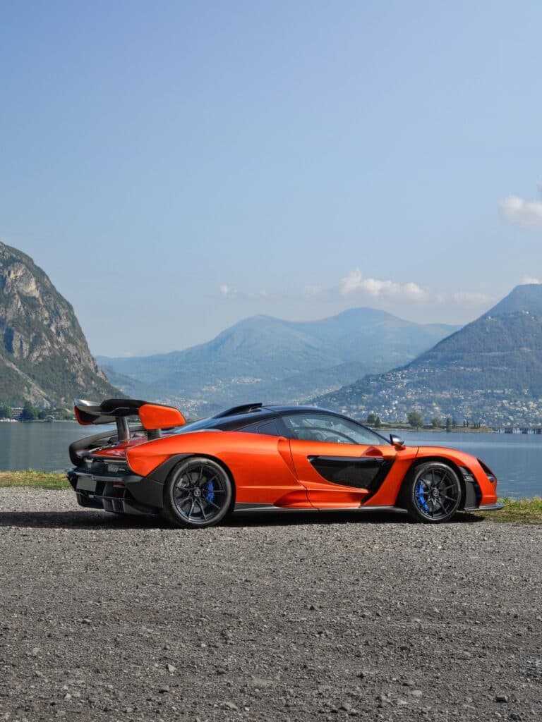 McLaren Senna Volcano Orange vue de trois quarts avant au bord du lac