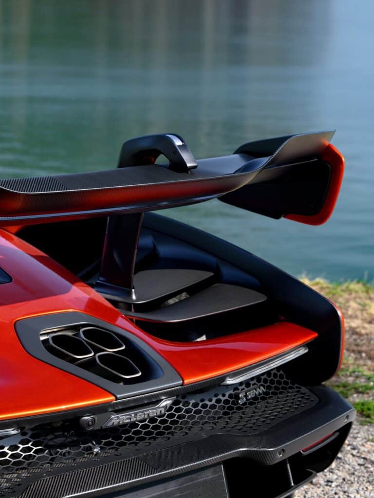Aileron arrière et échappement de la McLaren Senna Volcano Orange