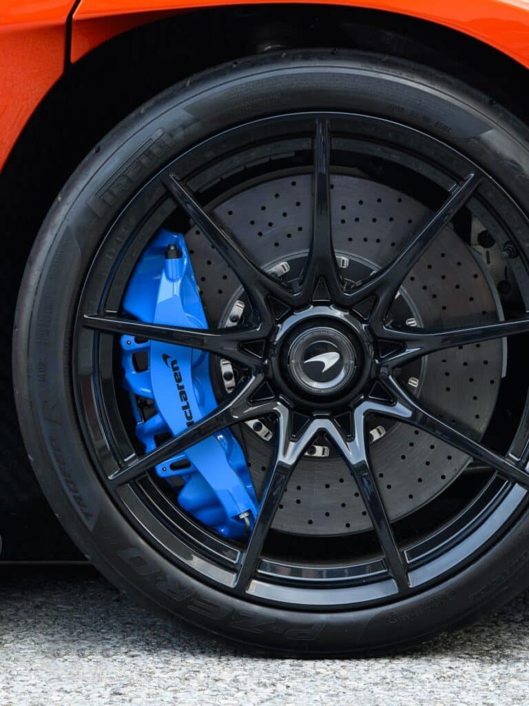 Jante noire et étrier de frein bleu de la McLaren Senna Volcano Orange