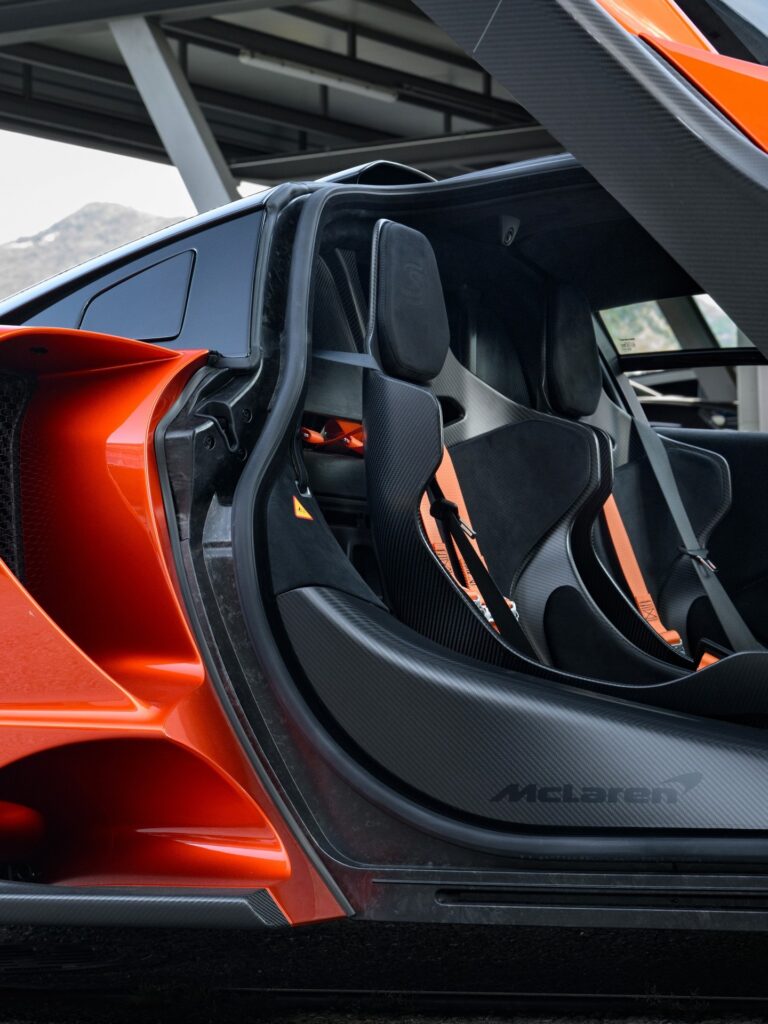 Habitacle de la McLaren Senna avec portes ouvertes et sièges baquets en carbone
