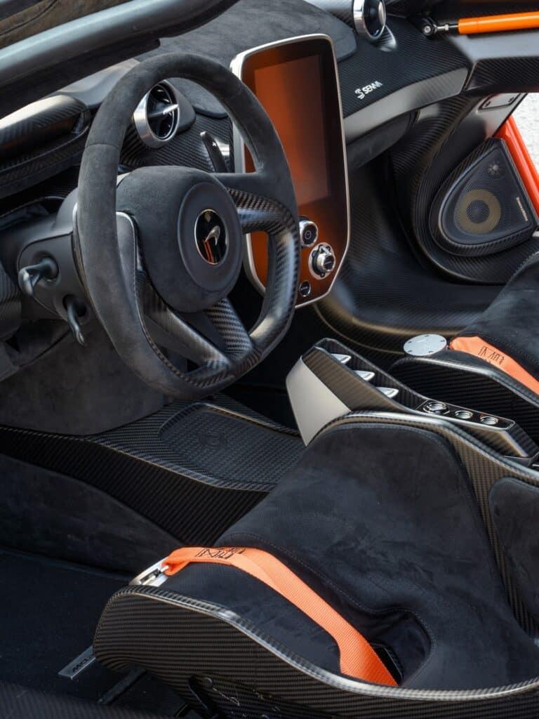 Cockpit de la McLaren Senna avec volant en carbone et système audio Bowers & Wilkins