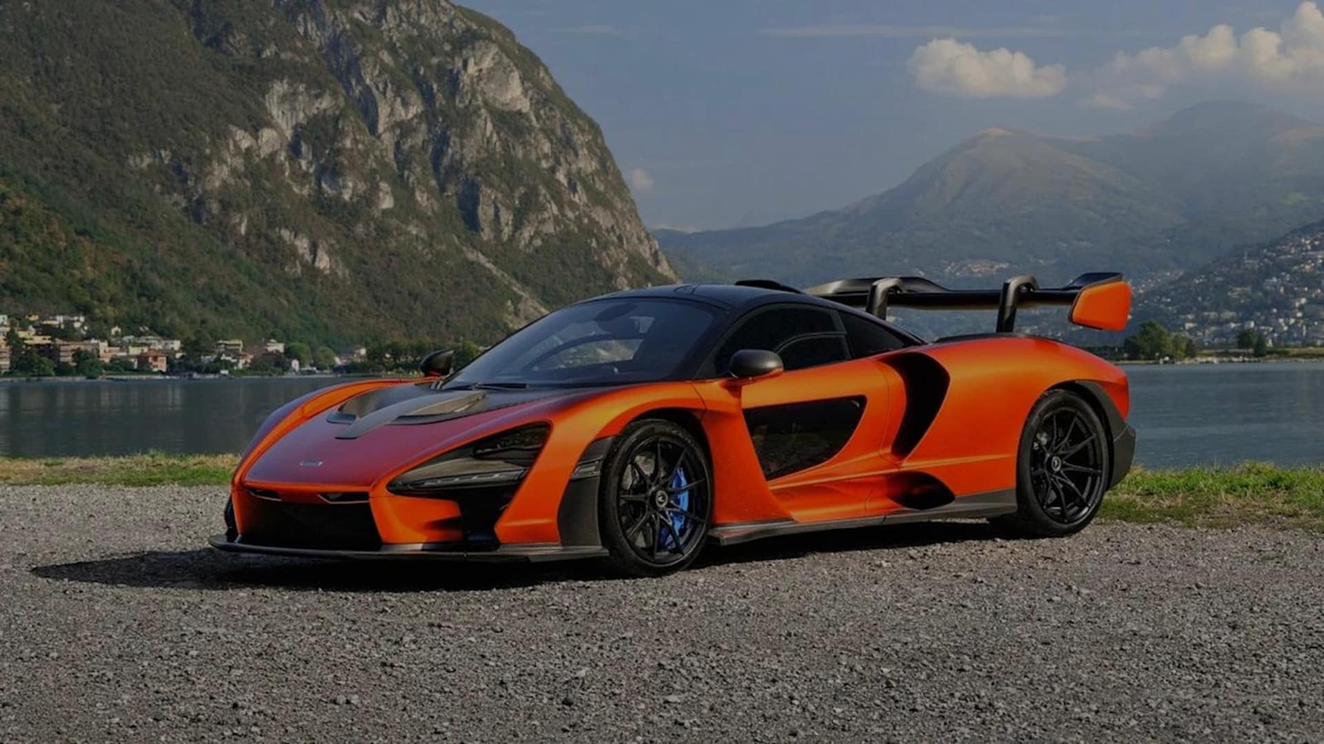 McLaren Senna Volcano Orange vue de trois quarts avant au bord du lac