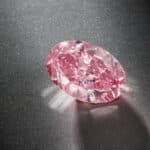 Christie’s affiche une estimation de 12 millions de dollars pour un diamant rose-violet vif de 8,41 carats à Hong Kong